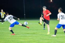 开云体育下载-足球比赛赛场上强强对话的激烈战斗