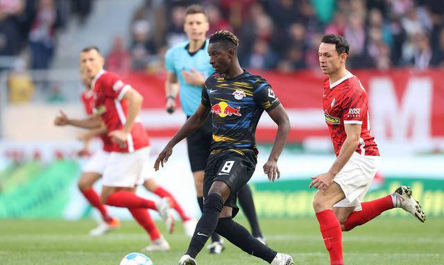 马竞主场惨败,球队状态堪忧 马竞主场惨败,球队状态堪忧