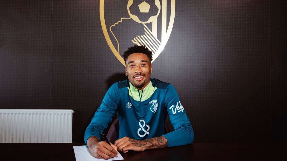 包含谢菲联客场逼平伯恩茅斯，争取保级保级的词条